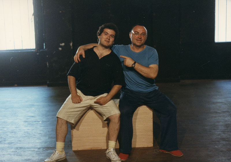 Santiago Sánchez y Raymond Cousse sentados sobre una caja en el escenario
