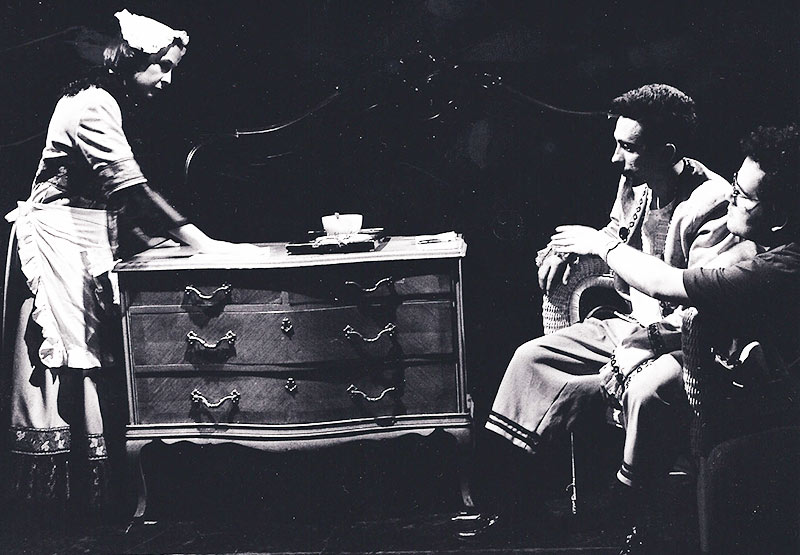 Escena de teatro conuna limpiadora y un señor sentado