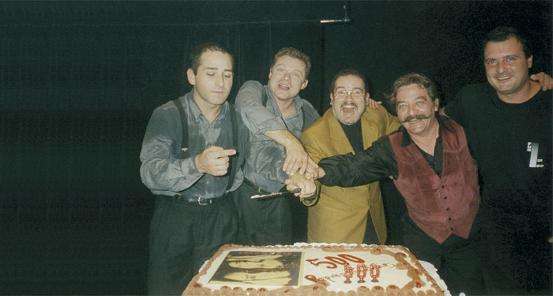 Actores y director celebrando con una tarta las 500 funciones
